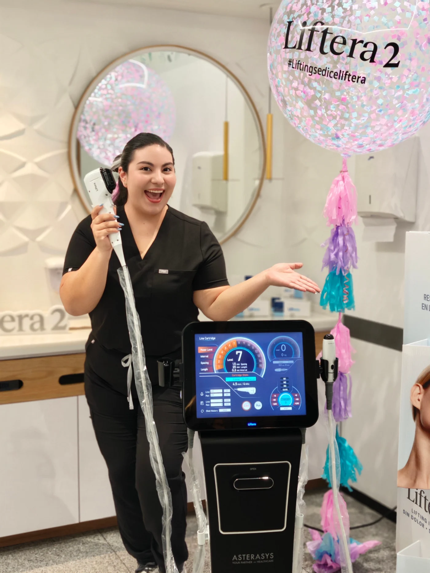 Integrante del equipo Haut Klinik con el equipo Liftera 2